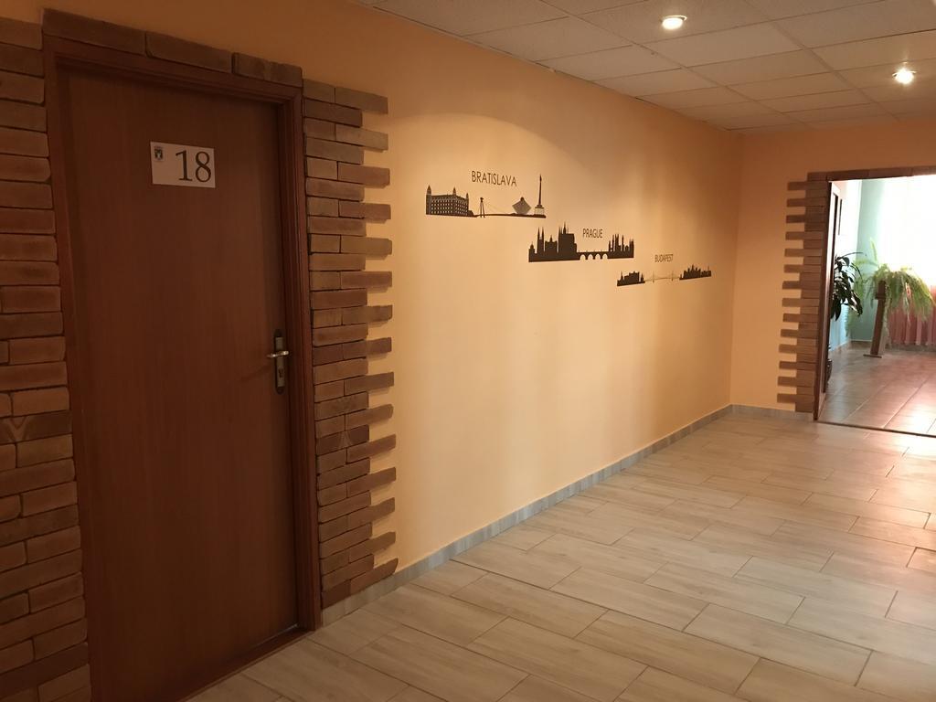 休伯特诺夫匝姆吉酒店 Nové Zámky 外观 照片