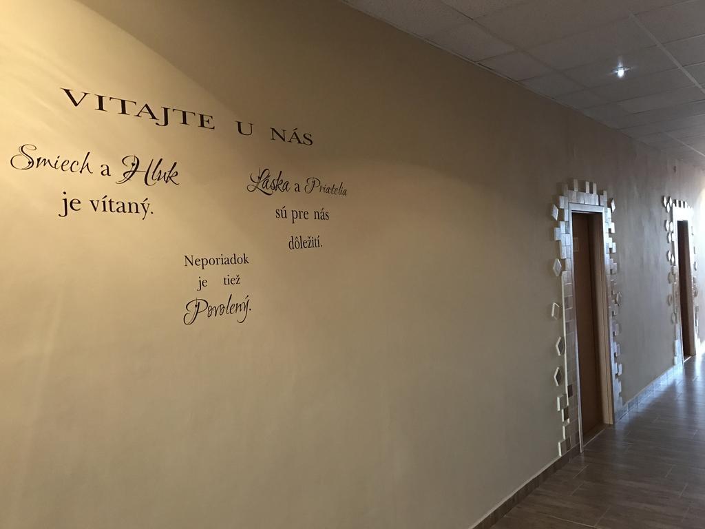 休伯特诺夫匝姆吉酒店 Nové Zámky 外观 照片