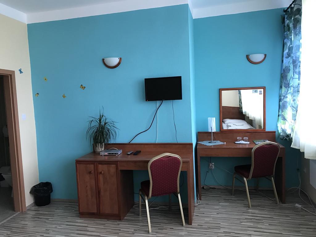 休伯特诺夫匝姆吉酒店 Nové Zámky 外观 照片